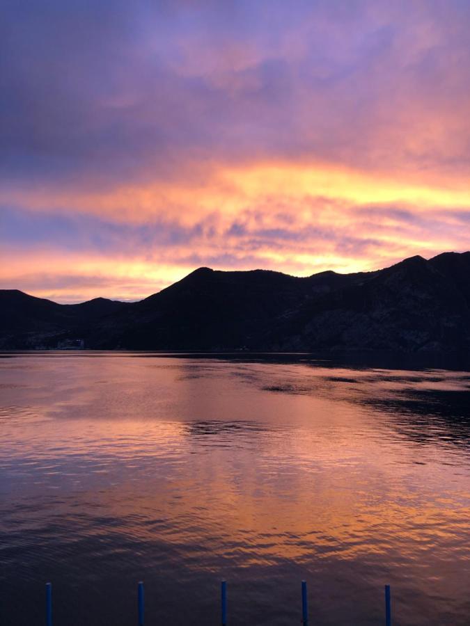 Residenza di Prestigio In Riva al Lago Marone LOFT Esterno foto
